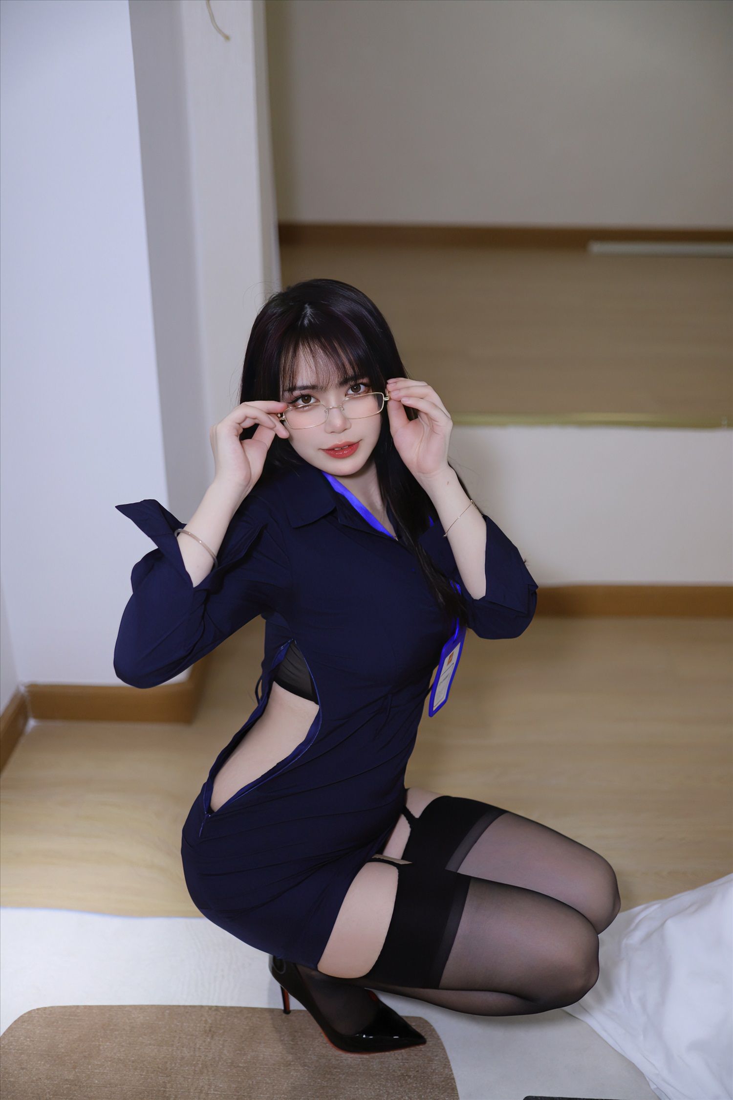 Tina很妖孽呀  职业装秘书