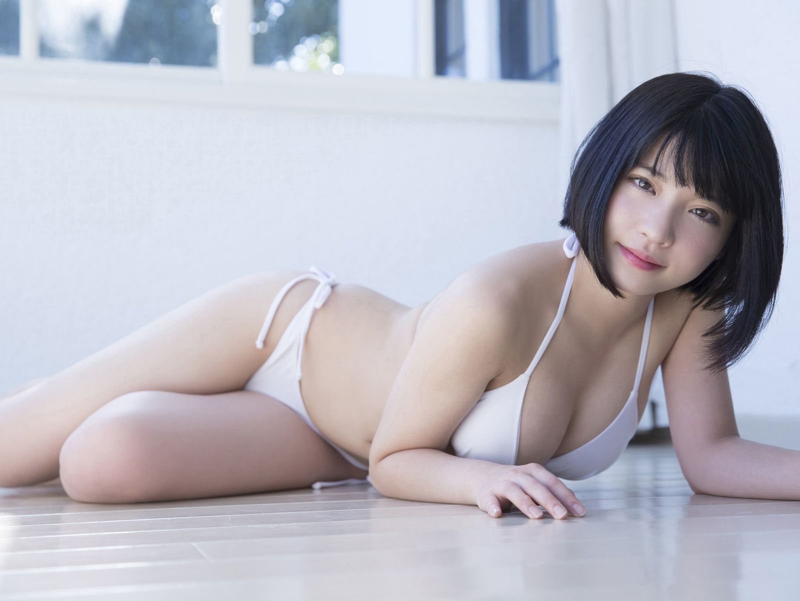 ＦＲＩＤＡＹ根本凪写真集 「緑のシンデレラ」