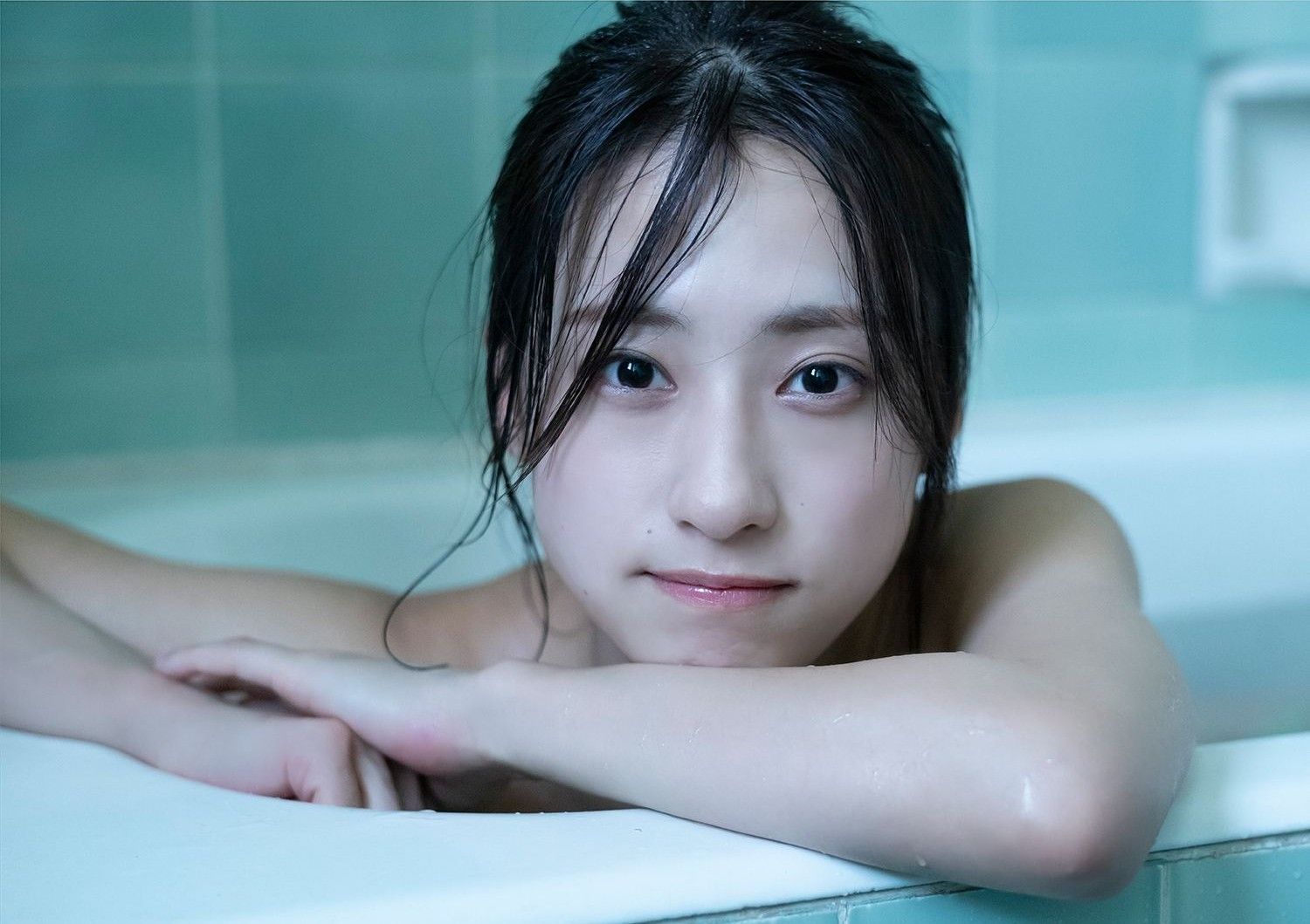 澄田綾乃写真集「金色の午睡」